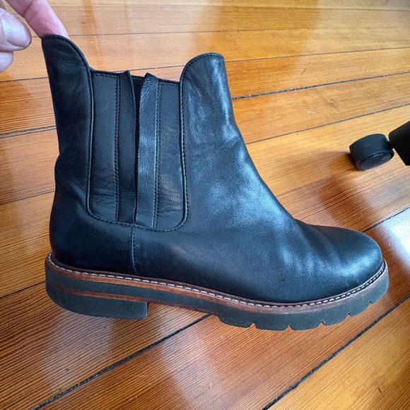 Stuart Weitzman Soft Leather Chelsea Boots Size 7.5 B Black With Brown Trim - Picture 5 of 14